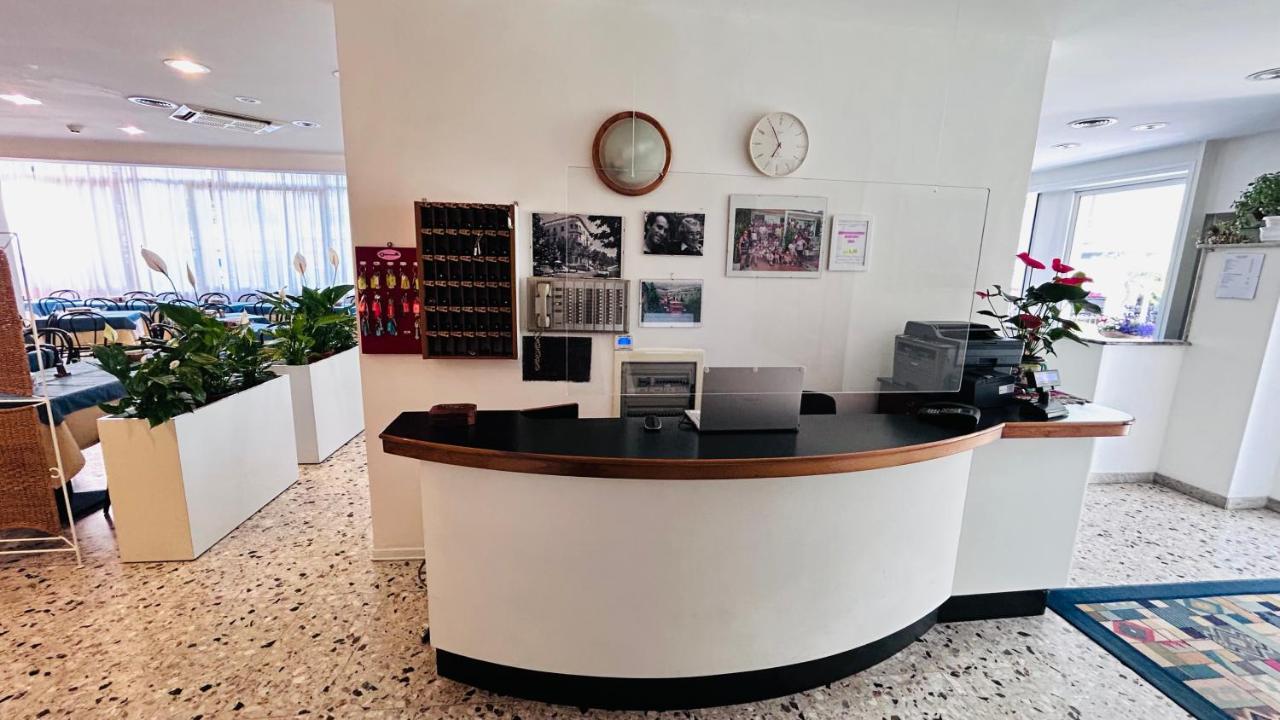 Hotel Sorriso Cattolica Esterno foto